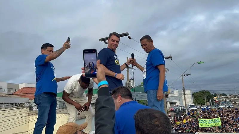 Flávio Bolsonaro participa da Marcha para Jesus em Cuiabá