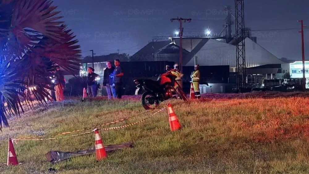 Garupa morre e piloto fica ferido após moto colidir contra placa na BR-163 em Nova Mutum