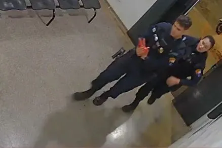 Durante ocorrência de violência doméstica, PM quase tem mão decepada ao ser atacado com golpe de facão em MT