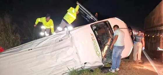 Acidente com van e dois veículos de passeio é registrado na BR-163 entre Nova Mutum e Lucas do Rio Verde