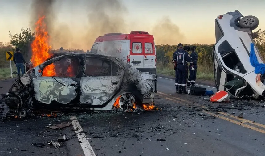 Quatro pessoas morrem em acidente entre dois veículos na Estrada da Guia em MT