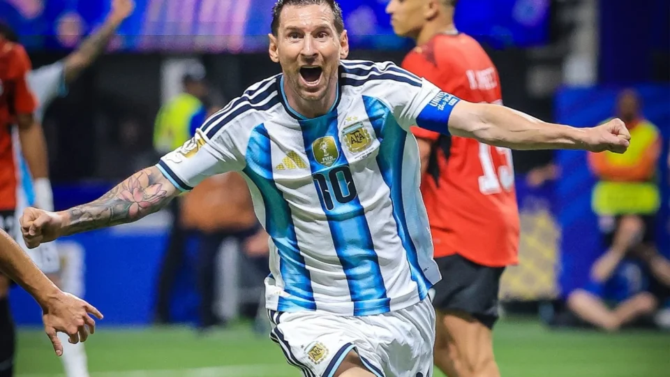 A ponto de ser eliminada, Argentina vence o Egito de virada e está nas quartas de final da Copa