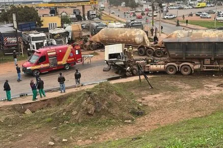Duas carretas batem e despencam de viaduto em Cuiabá; veja vídeos