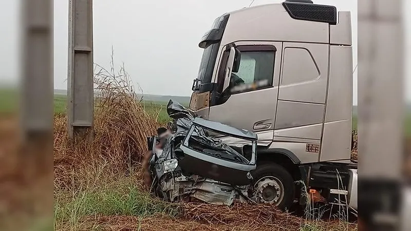 Três pessoas morrem após carro bater de frente com carreta na MT-235