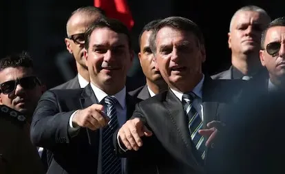  Após carta do ex-presidente, Moraes proíbe visita de Flávio a Bolsonaro por 90 dias 