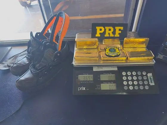 PRF flagra passageiro com sete barras de ouro escondido no sapato na BR-364 em Rondonópolis/MT