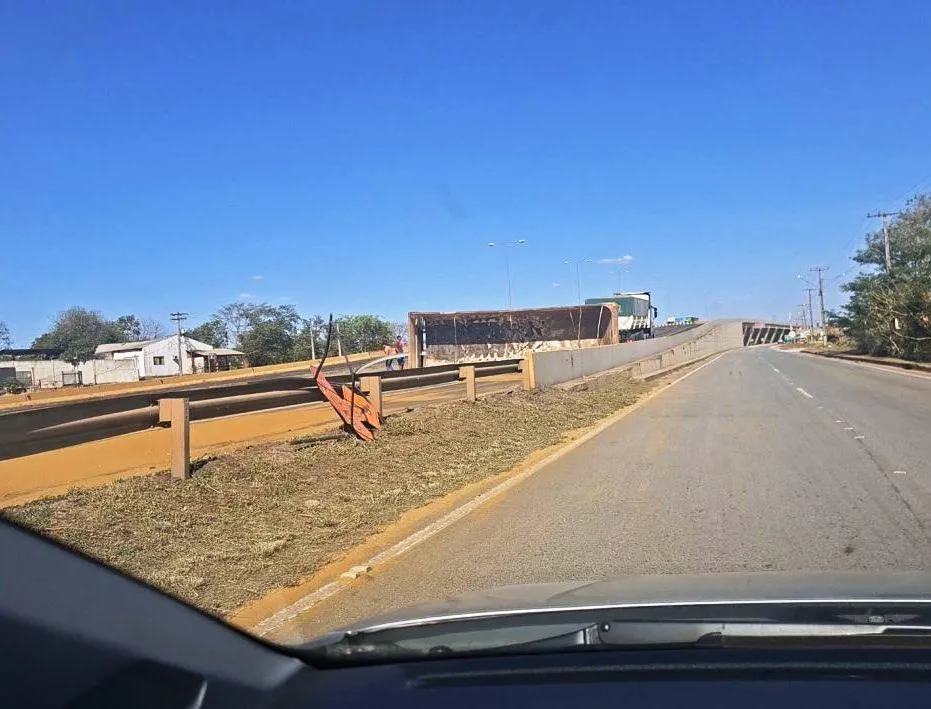 Vídeo mostra vagão de Carreta Bitrem Caçamba tombando no viaduto de Nobres nesta terça-feira (21)