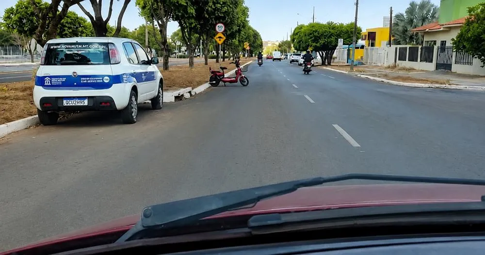 Bicicleta elétrica é flagrada estacionada em faixa rápida e gera preocupação no trânsito de Nova Mutum