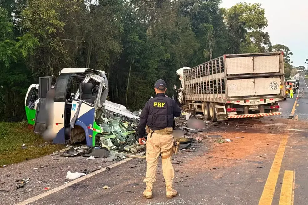 Acidente deixa 23 mortos e 5 feridos no PR: PRF diz que carreta invadiu pista contrária e bateu de frente com micro-ônibus
