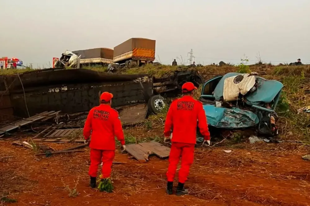Acidente entre caminhões deixa três mortos e um ferido na BR-158 em MT
