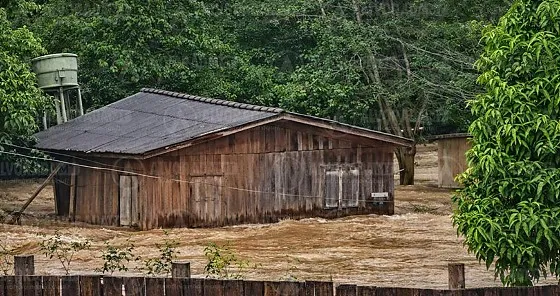 Chuva intensa provoca alagamentos e arrasta uma casa em distrito de Cotriguaçu/MT