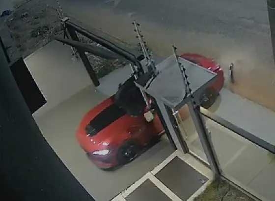 Vídeo mostra Mustang arrombando portão durante fuga de mulher em Campo Novo do Parecis