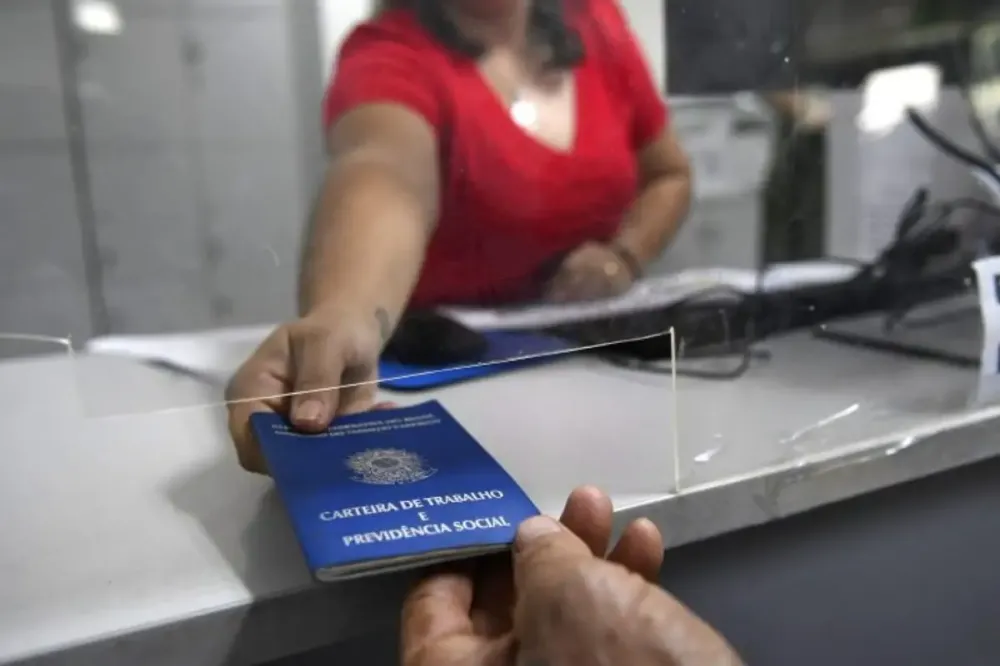 Desemprego cai a 5,3% e Brasil bate recorde de trabalhadores ocupados