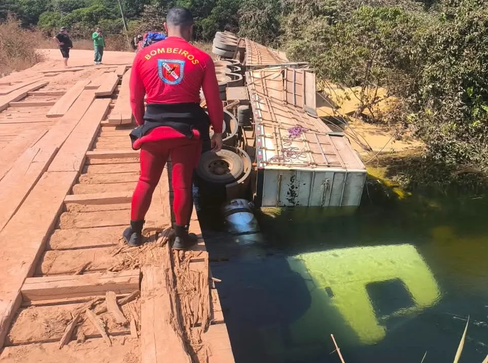 Bombeiros resgatam corpo após caminhão cair de ponte no interior de MT