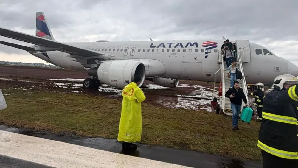 Avião com 151 pessoas sai da pista durante pouso em Cascavel (PR)