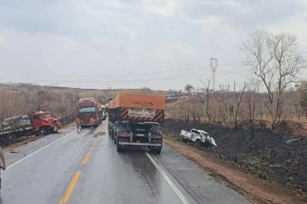 Duas pessoas morrem após caminhão rodar na pista e atingir caminhonete em Jangada