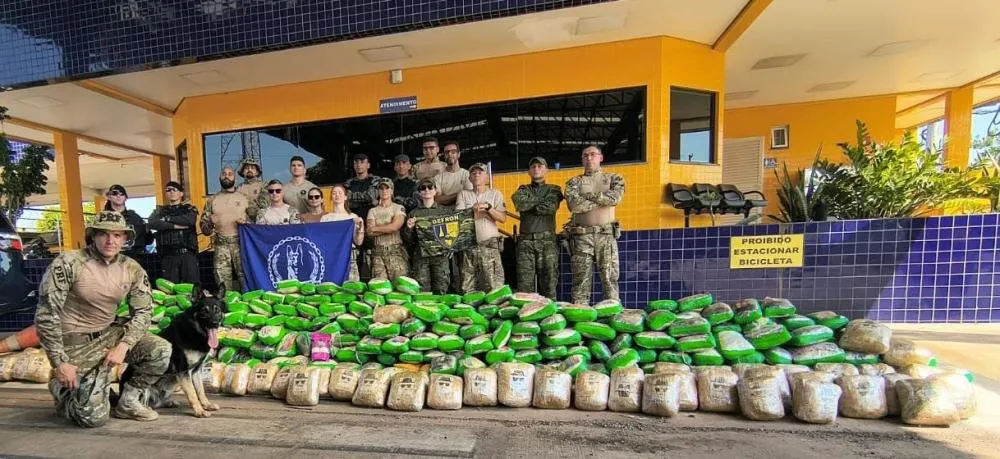 PRF apreende mais de 450 kg de drogas com casal em caminhão na BR-364 em MT