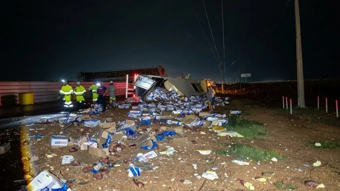 Carreta carregada com carne tomba na BR-163 em Sorriso e carga é saqueada