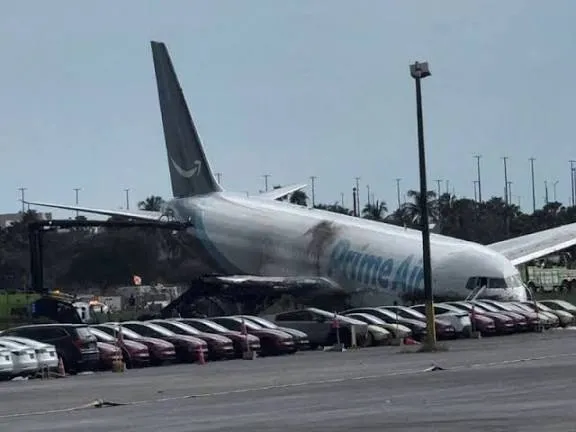Avião cargueiro da Amazon sai da pista durante pouso em Miami e deixa cinco mortos