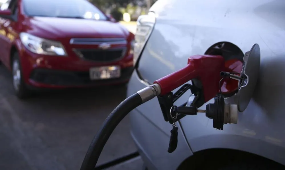 Petrobras reduz preços de gasolina em 5,2% para distribuidoras