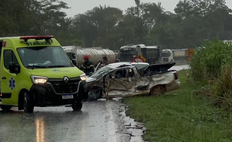 Batida entre carros e carretas deixa um morto e três feridos na BR-364