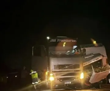 Caminhão-baú colide com carreta parada no acostamento da BR-163 em Nova Mutum
