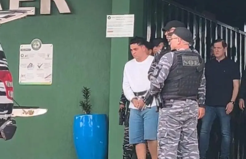 Preso no Complexo do Alemão, acusado de matar sargento Odenil chega a Cuiabá
