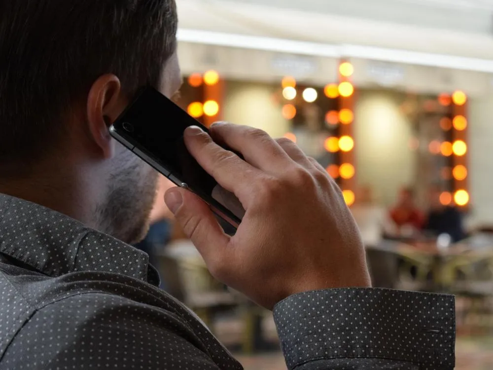 Com preços altos, brasileiros adiam troca de celular e mercado segue em queda