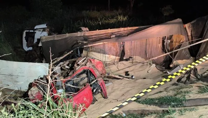 Duas pessoas morrem após batida entre carretas na BR-364 em MT