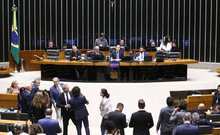 Motta avisa que Câmara quer votar fim da escala 6x1 até maio