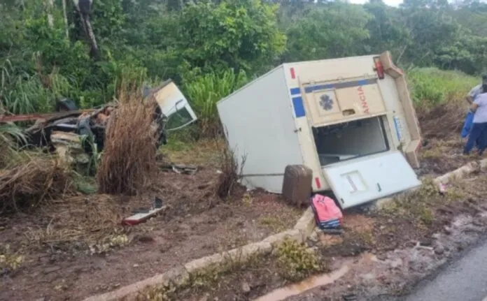 Paciente morre após colisão entre ambulância e carreta na BR-070