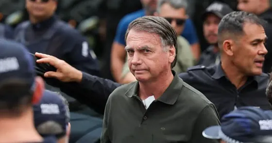 Bolsonaro sofre traumatismo craniano leve após queda em cela da Polícia Federal, diz médico