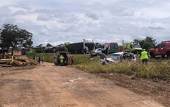 Acidente na BR-364 em Várzea Grande deixa dois mortos, feridos e trânsito bloqueado