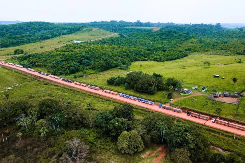 Fila de caminhões chega a 25 km nesta terça (24) e trava porto de Miritituba