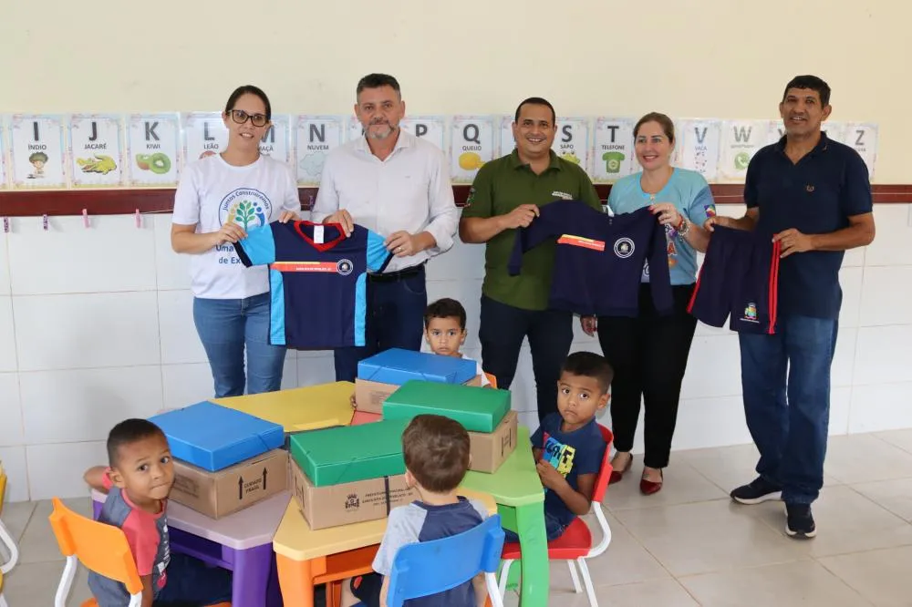 Prefeitura de Trivelato oficializa entrega de kits escolares e uniformes aos alunos da Rede Municipal de Ensino