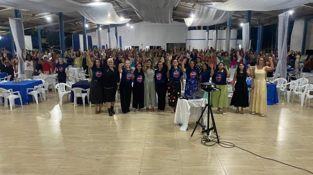 Evento pelo Dia da Mulher reúne mais de 400 participantes em Trivelato com palestras, show e jantar especial