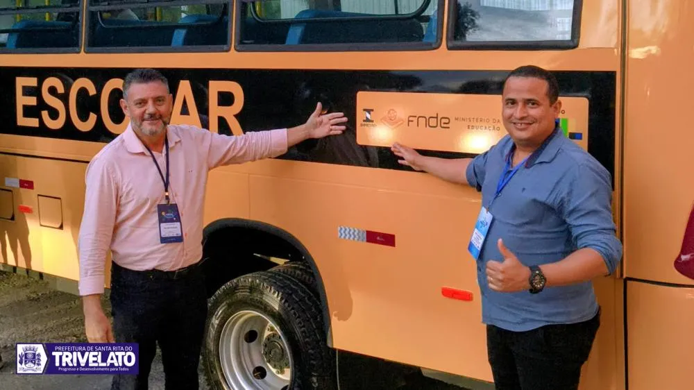 Trivelato participa do 2º Encontro de Prefeitos e recebe novo ônibus escolar