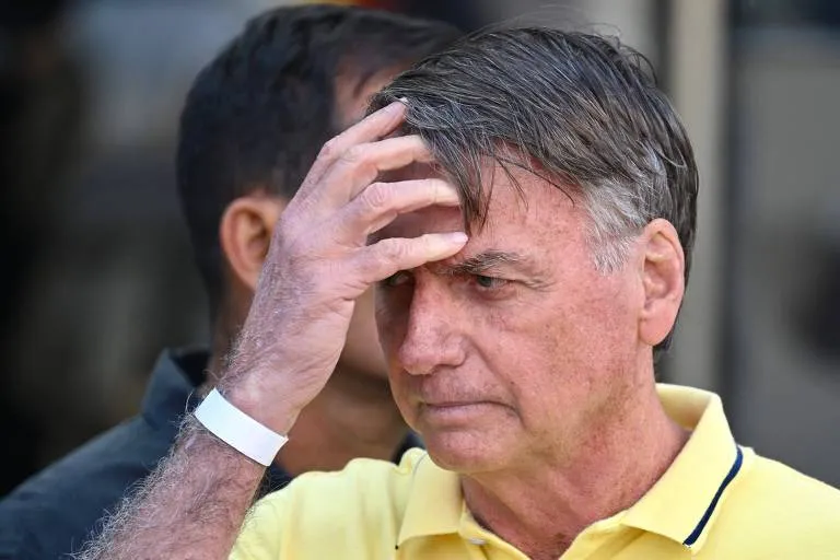 Bolsonaro está em UTI com broncopneumonia bacteriana, diz boletim