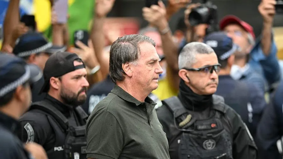 Bolsonaro apresenta melhora clínica, com recuperação da função renal, diz boletim