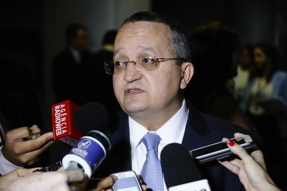CPI no Senado convoca Pedro Taques para depor sobre fraudes no consignado de 14 mil servidores do estado
