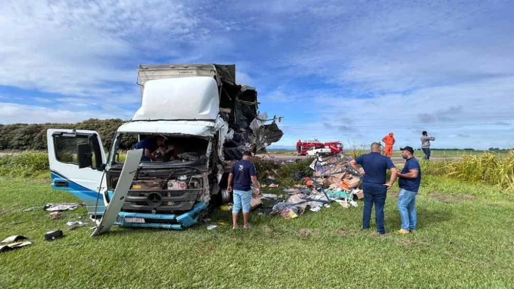 Colisão frontal entre caminhão-tanque e um caminhão-baú deixa uma vítima fatal na BR-070