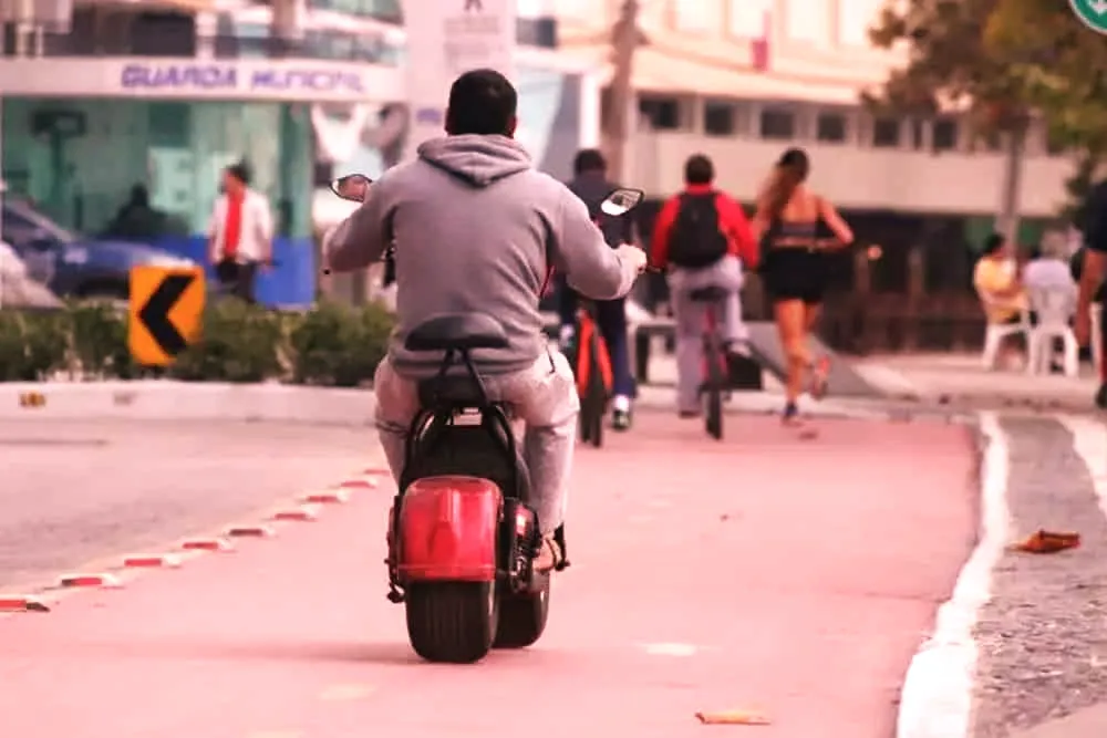 Nova Mutum realiza operação educativa e intensifica fiscalização sobre uso de bicicletas elétricas e scooters