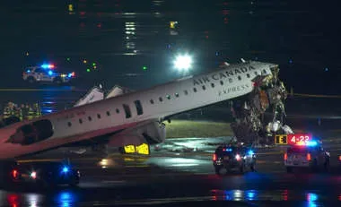 Pilotos morrem após avião da Air Canada bater em veículo em aeroporto de Nova York