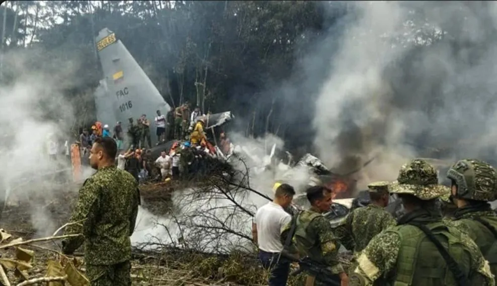 Avião militar cai na Colômbia com mais de 120 soldados a bordo; autoridades confirmam 66 mortos