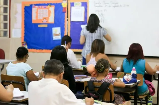 MEC lança plataforma para jovens e adultos concluírem estudos