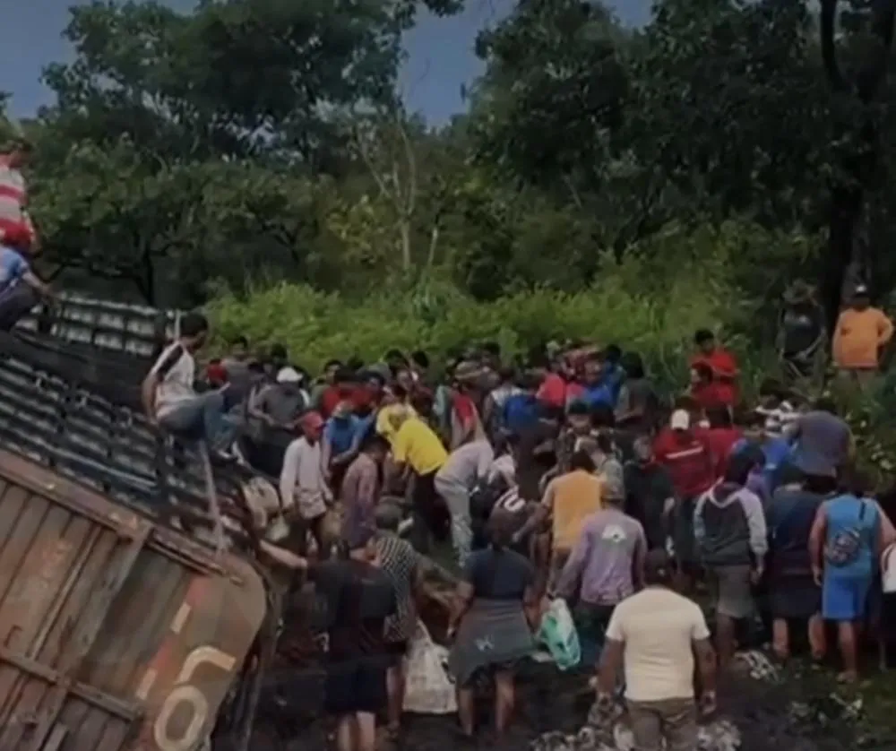 Caminhão com gado tomba na BR-070 e cena de abate de animais chama atenção na rodovia