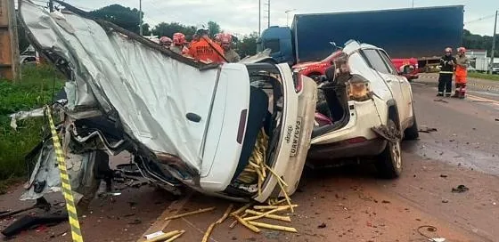 Casal morre em acidente entre carro e caminhão na BR-163 em Sinop/MT