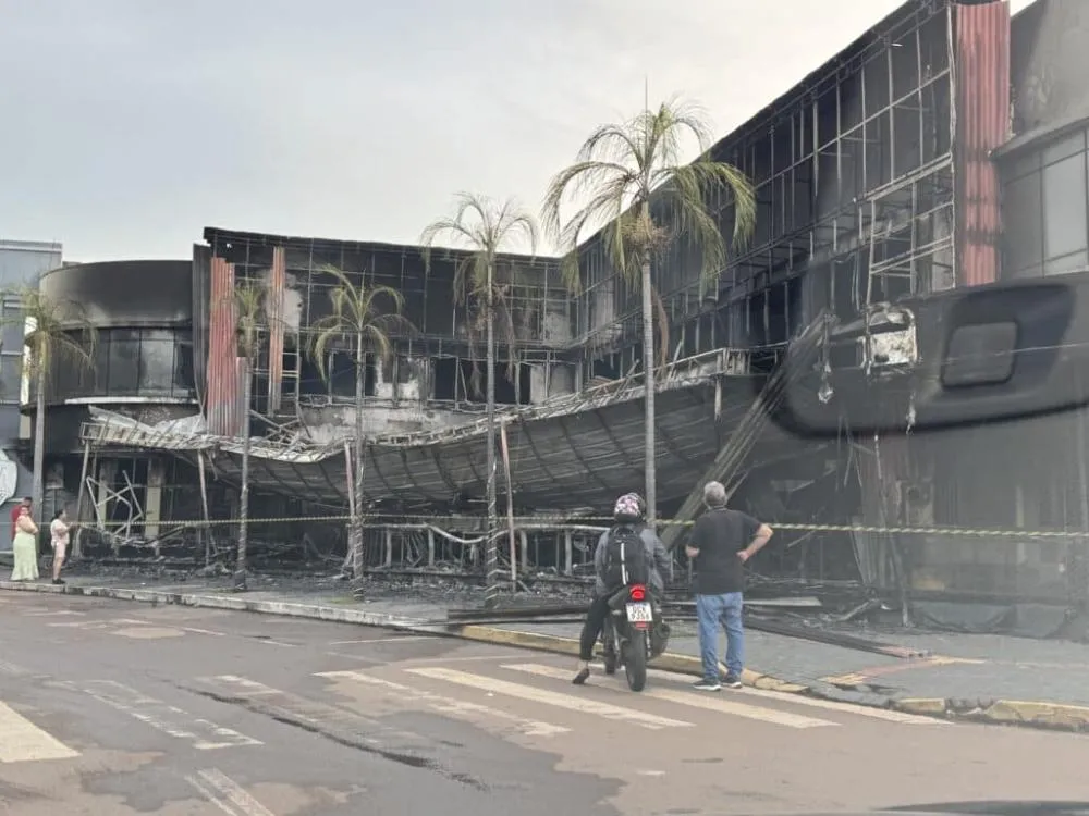 Incêndio destrói Ditado Popular no centro de Sinop