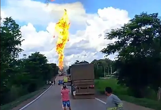 Carreta com etanol pega fogo após batida na Serra de São Vicente