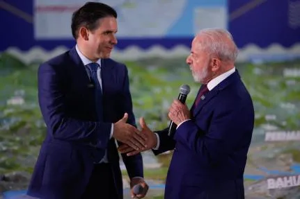 Hugo Motta diz que governo irá debater o fim da escala 6x1 por meio de uma PEC